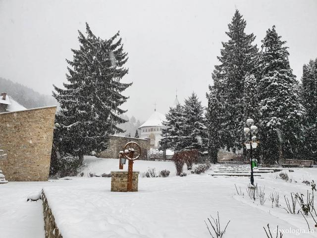 (Foto) Peisaj de iarnă la Mănăstirea Pângărați