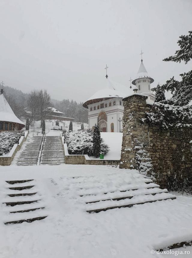 (Foto) Peisaj de iarnă la Mănăstirea Pângărați