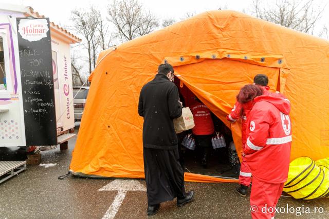 (Foto) 220 de porții de mâncare pentru refugiații ucraineni ajunși la Aeroportul din Iași