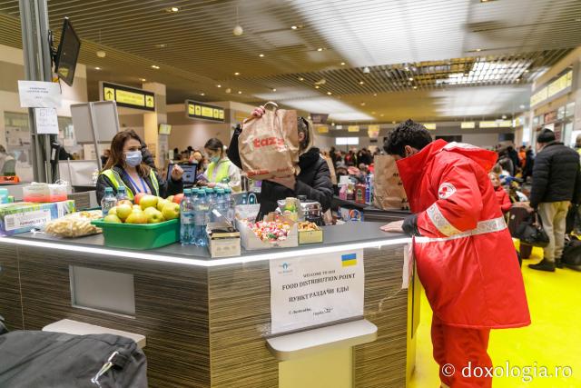 (Foto) 220 de porții de mâncare pentru refugiații ucraineni ajunși la Aeroportul din Iași