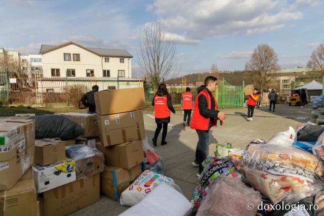 (Foto) Peste 14 de tone de ajutoare au plecat din inima Moldovei spre Cernăuți