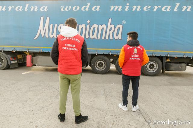 (Foto) Peste 14 de tone de ajutoare au plecat din inima Moldovei spre Cernăuți