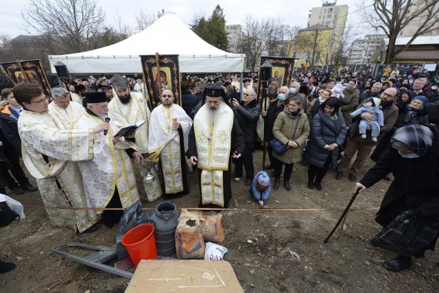 (Foto) Momente istorice pentru credincioșii ieșeni din cartierul Păcurari: A fost pusă piatra de temelie pentru o nouă biserică