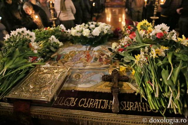 (Foto) „În mormânt, Viaţă, Pus ai fost, Hristoase”: Denia Prohodului Domnului, la Catedrala Mitropolitană din Iași