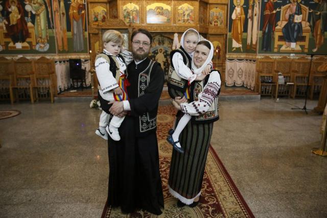 (Foto) Iustina, cel de-al șaselea copil al familiei părintelui Bolohan, a primit astăzi „haină luminoasă”