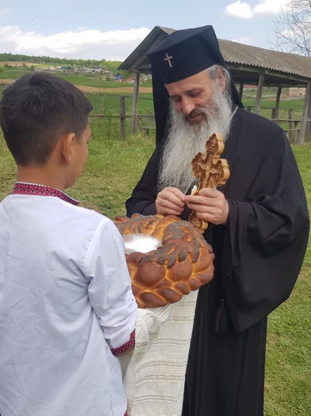 (Foto) Părintele Mitropolit a vizitat Parohiile Runcu - Palanca, Vadu Vejei, Bojila, și Mădârjac