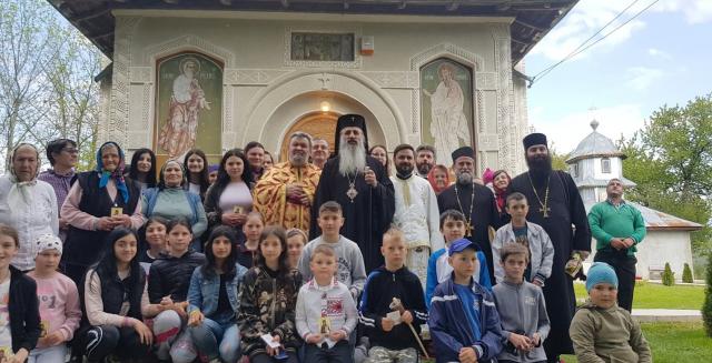 (Foto) Părintele Mitropolit a vizitat Parohiile Runcu - Palanca, Vadu Vejei, Bojila, și Mădârjac