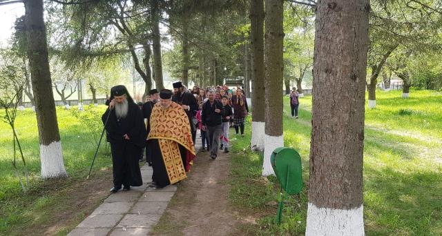 (Foto) Părintele Mitropolit a vizitat Parohiile Runcu - Palanca, Vadu Vejei, Bojila, și Mădârjac