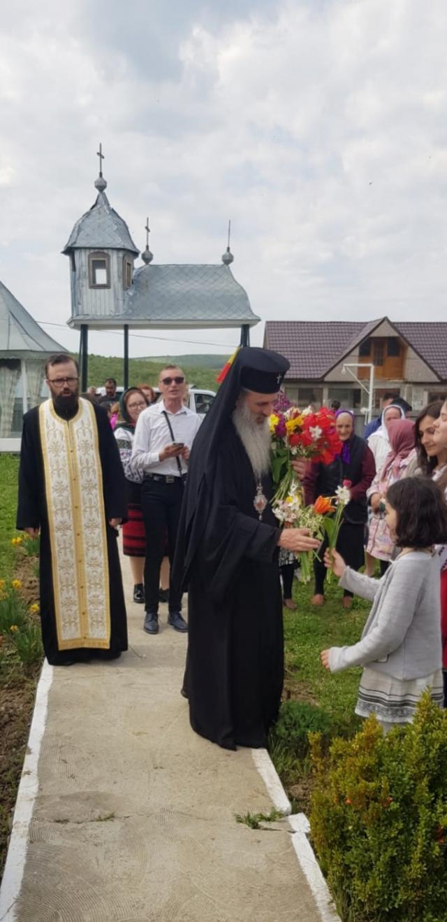 (Foto) Părintele Mitropolit a vizitat Parohiile Runcu - Palanca, Vadu Vejei, Bojila, și Mădârjac