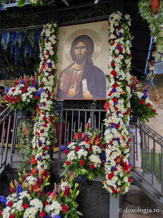 (Foto) Florile Sfântului Ioan cel Nou de la Suceava #HramSuceava2022