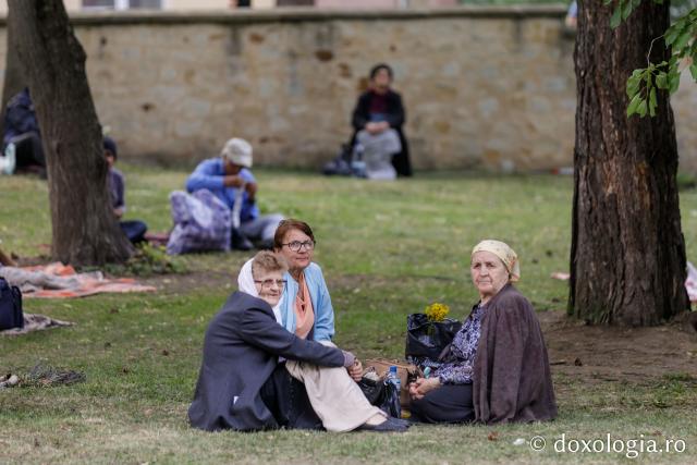 (Foto) Pelerinii înveșmântează în rugăciune cetatea Sfântului Ioan cel Nou #HramSuceava2022