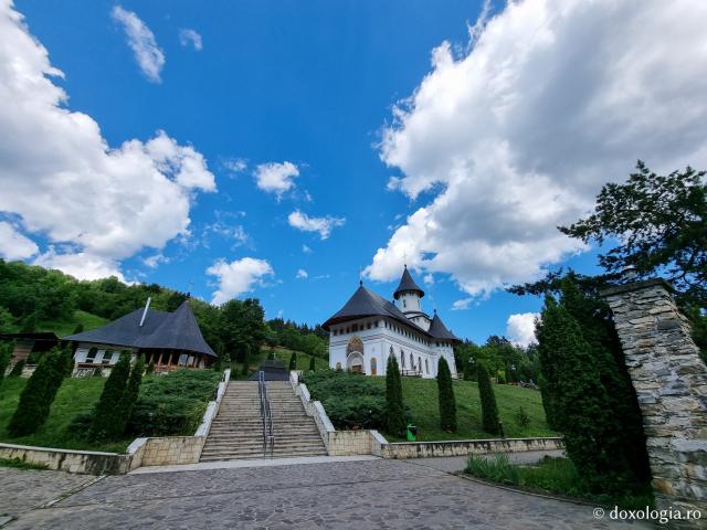 (Foto) Zile de vară la Mănăstirea Pângărați