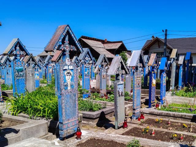 (Foto) Cimitirul Vesel din Săpânța și biserica locului
