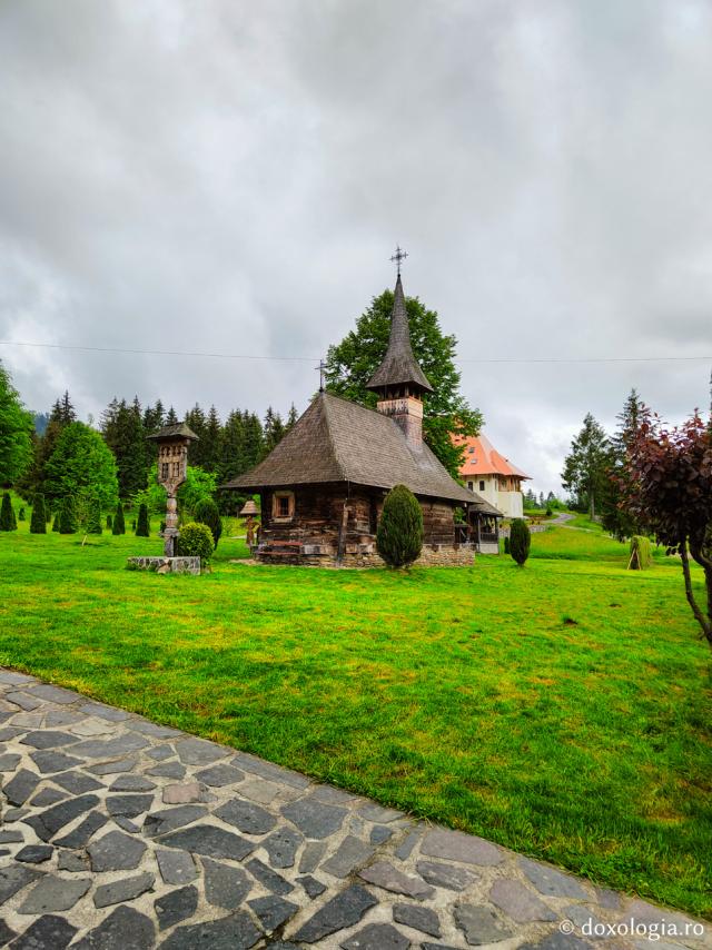 (Foto) Un colț de rai – Mănăstirea Moisei din Maramureș