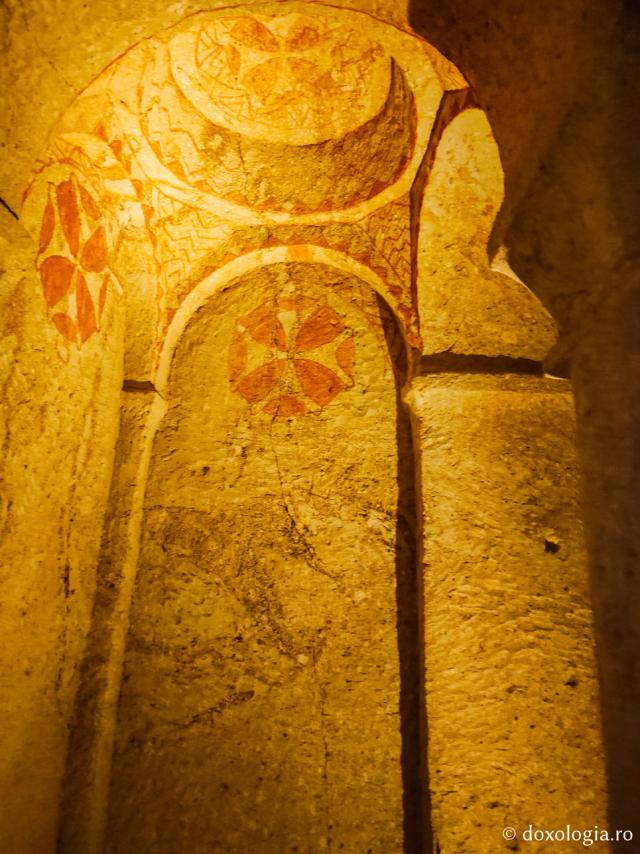 Biserică datând din perioada iconoclastă în Muzeul în aer liber Goreme – Turcia