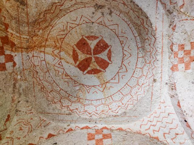 Biserică datând din perioada iconoclastă în Muzeul în aer liber Goreme – Turcia