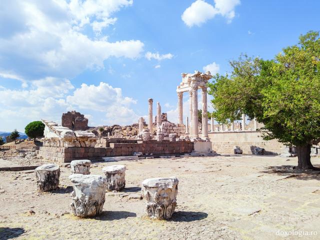 (Foto) Ruinele vechii cetăți Pergam – una din cele șapte Biserici ale Apocalipsei