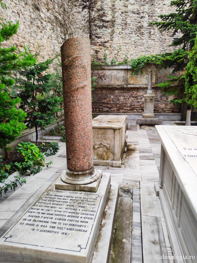 (Foto) Cimitirul Bisericii Izvorul Tămăduirii din Constantinopol