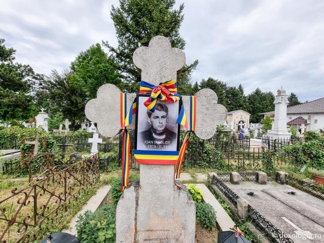 (Foto) Mormântul lui Ioan Ianolide din cimitirul Cernica