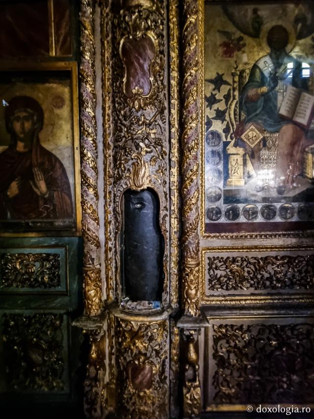 „Coloana Flagelării”, o bucată din coloana de care a fost legat Iisus Hristos când soldaţii romani l-au biciuit şi l-au torturat