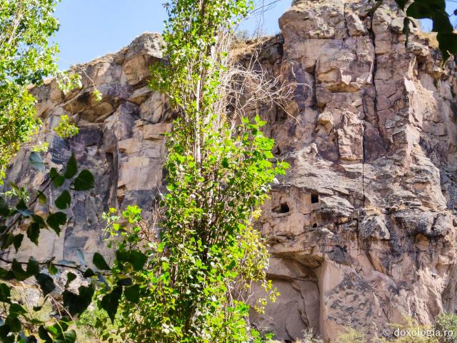 (Foto) Valea Ihlara din Turcia – canionul ce adăpostea peste patru mii de locuințe și o sută de biserici rupestre decorate cu fresce