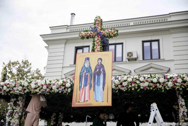 (Foto) Împodobirea baldachinului Sfintei Cuvioase Parascheva – 2022