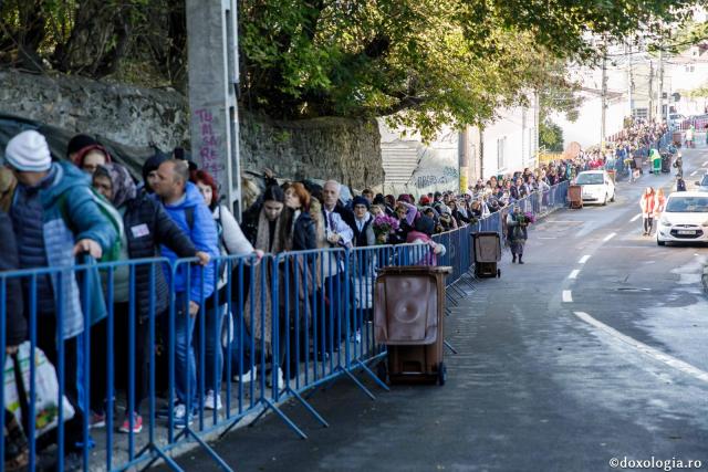 (Foto) Primii pași ai închinătorilor către moaștele Sfintei Parascheva și ale Sfântului Paisie de la Neamț