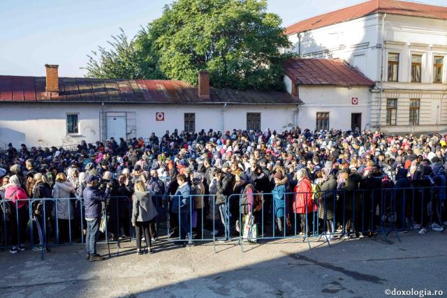 (Foto) Primii pași ai închinătorilor către moaștele Sfintei Parascheva și ale Sfântului Paisie de la Neamț