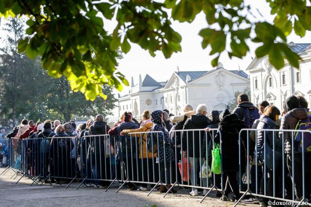 (Foto) Primii pași ai închinătorilor către moaștele Sfintei Parascheva și ale Sfântului Paisie de la Neamț