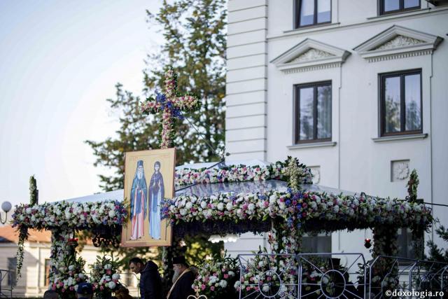 (Foto) Primii pași ai închinătorilor către moaștele Sfintei Parascheva și ale Sfântului Paisie de la Neamț