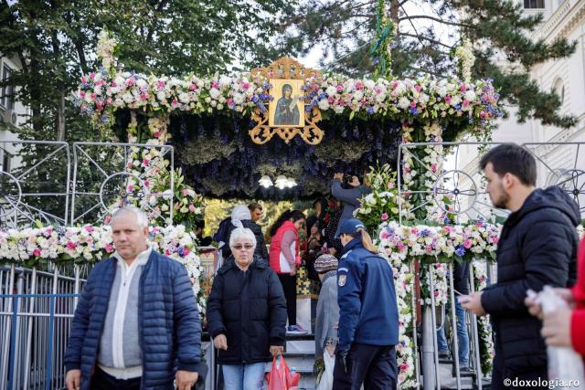 (Foto) Primii pași ai închinătorilor către moaștele Sfintei Parascheva și ale Sfântului Paisie de la Neamț