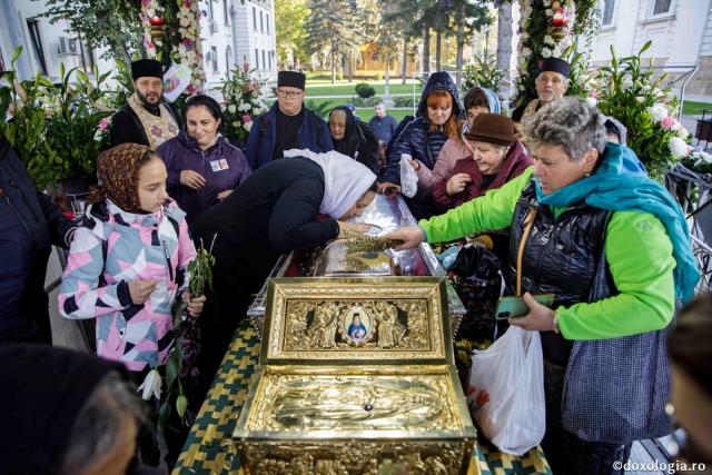 (Foto) Primii pași ai închinătorilor către moaștele Sfintei Parascheva și ale Sfântului Paisie de la Neamț