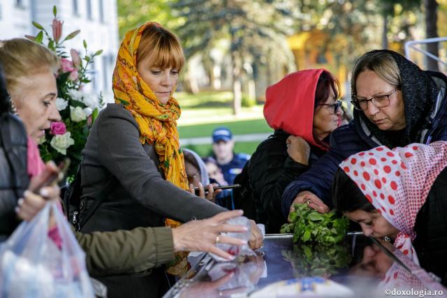(Foto) Primii pași ai închinătorilor către moaștele Sfintei Parascheva și ale Sfântului Paisie de la Neamț (Foto) Primii pași ai închinătorilor către moaștele Sfintei Parascheva și ale Sfântului Paisie de la Neamț