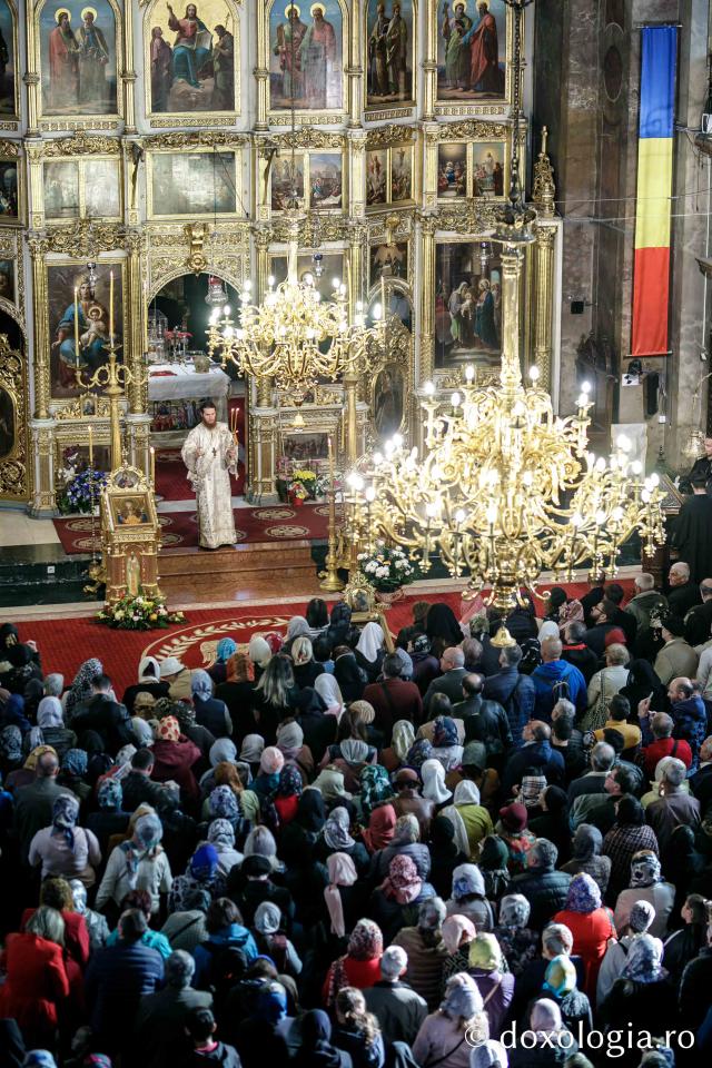 (Foto) Pelerinii Sfintei Parascheva s-au rugat alături de PS Nichifor la Catedrala Mitropolitană din Iași
