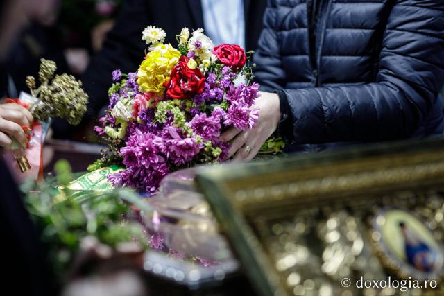 (Foto) Flori pentru Sfânta Parascheva