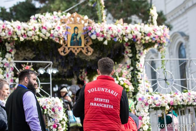 (Foto) Voluntarii Sfintei Parascheva – o jertfă cu zâmbetul pe buze