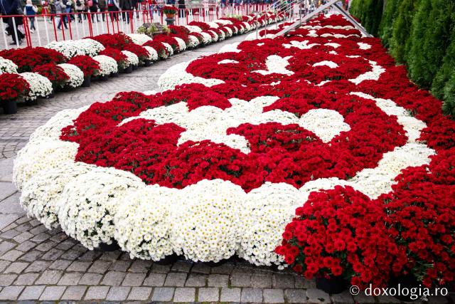 (Foto) Veșmânt de flori pentru slujba din ziua Sfintei Parascheva