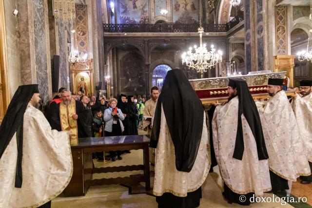 (Foto) Moaștele Sfintei Parascheva au fost așezate în Catedrala Mitropolitană din Iași – 2022
