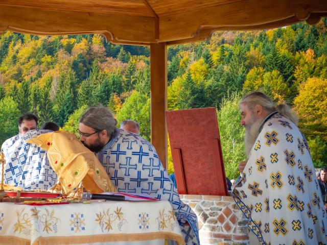 (Foto) Acoperământul Maicii Domnului – Hram în Poiana Raiului de la Pocrov