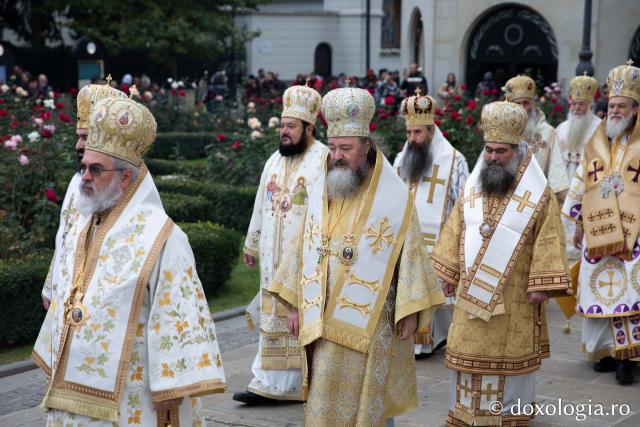 (Foto) Soborul de ierarhi slujitori – Hramul Sfintei Cuvioase Parascheva, 2022