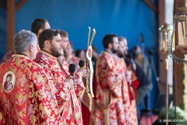 (Foto) Praznicul Sfântului Mare Muceni Dimitrie, Izvorâtorul de Mir, pe Dealul Patriarhiei – 2022