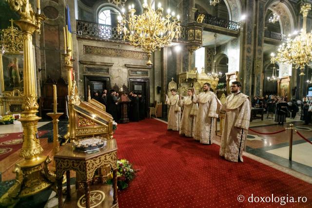 (Foto) Sfânta Liturghie în cea de-a treia zi de pelerinaj la moaștele Sfinților Parascheva și Paisie
