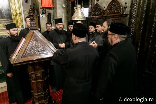 (Foto) Sfânta Liturghie în cea de-a treia zi de pelerinaj la moaștele Sfinților Parascheva și Paisie (Foto) Sfânta Liturghie în cea de-a treia zi de pelerinaj la moaștele Sfinților Parascheva și Paisie