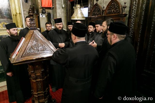 (Foto) Sfânta Liturghie în cea de-a treia zi de pelerinaj la moaștele Sfinților Parascheva și Paisie