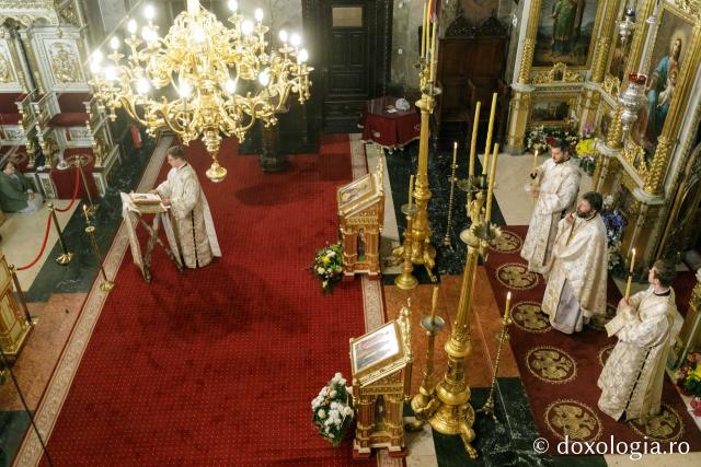 (Foto) Sfânta Liturghie în cea de-a treia zi de pelerinaj la moaștele Sfinților Parascheva și Paisie