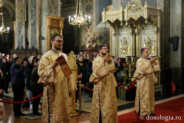 (Foto) Sfânta Liturghie în cea de-a cincea zi de pelerinaj la moaștele Sfinților Parascheva și Paisie (Foto) Sfânta Liturghie în cea de-a cincea zi de pelerinaj la moaștele Sfinților Parascheva și Paisie