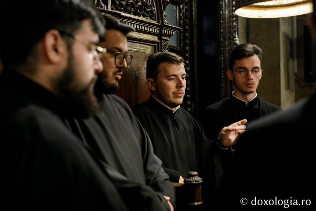 (Foto) Sfânta Liturghie în cea de-a cincea zi de pelerinaj la moaștele Sfinților Parascheva și Paisie (Foto) Sfânta Liturghie în cea de-a cincea zi de pelerinaj la moaștele Sfinților Parascheva și Paisie