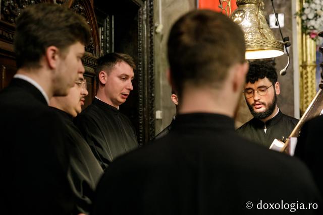 (Foto) Sfânta Liturghie în cea de-a cincea zi de pelerinaj la moaștele Sfinților Parascheva și Paisie (Foto) Sfânta Liturghie în cea de-a cincea zi de pelerinaj la moaștele Sfinților Parascheva și Paisie