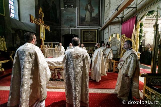 (Foto) Sfânta Liturghie în cea de-a cincea zi de pelerinaj la moaștele Sfinților Parascheva și Paisie (Foto) Sfânta Liturghie în cea de-a cincea zi de pelerinaj la moaștele Sfinților Parascheva și Paisie