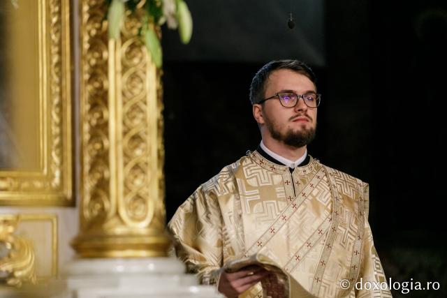 (Foto) Sfânta Liturghie în cea de-a cincea zi de pelerinaj la moaștele Sfinților Parascheva și Paisie (Foto) Sfânta Liturghie în cea de-a cincea zi de pelerinaj la moaștele Sfinților Parascheva și Paisie